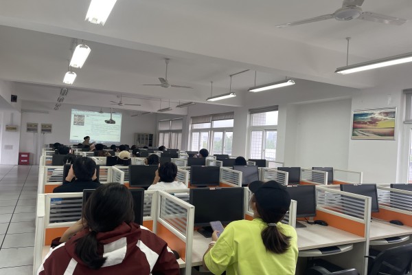 圖書館成功開展2025級新生代表電子資源培訓(xùn) 暨教育信息咨詢服務(wù)活動